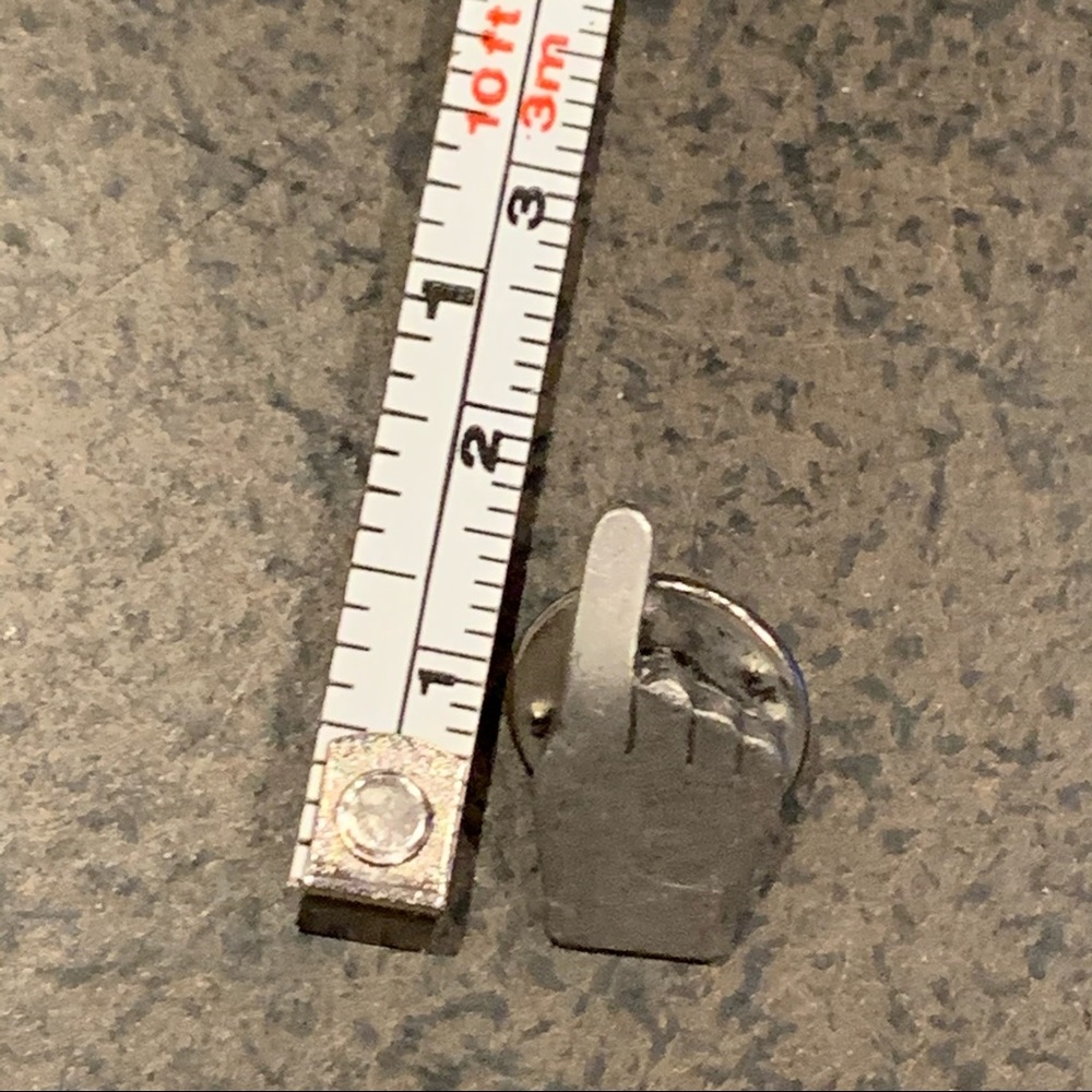 🎁‼️ Pointer ☝🏼 Hand Pin - Picture 2 of 3